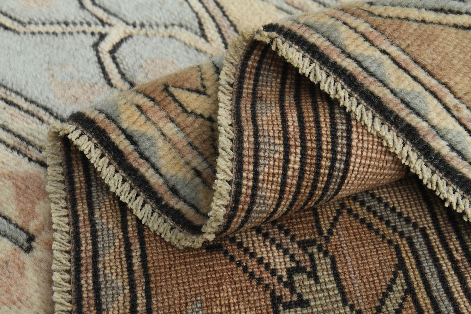 5'3x7'6 ft, BORDERED MILAS RUG (1 of 9)