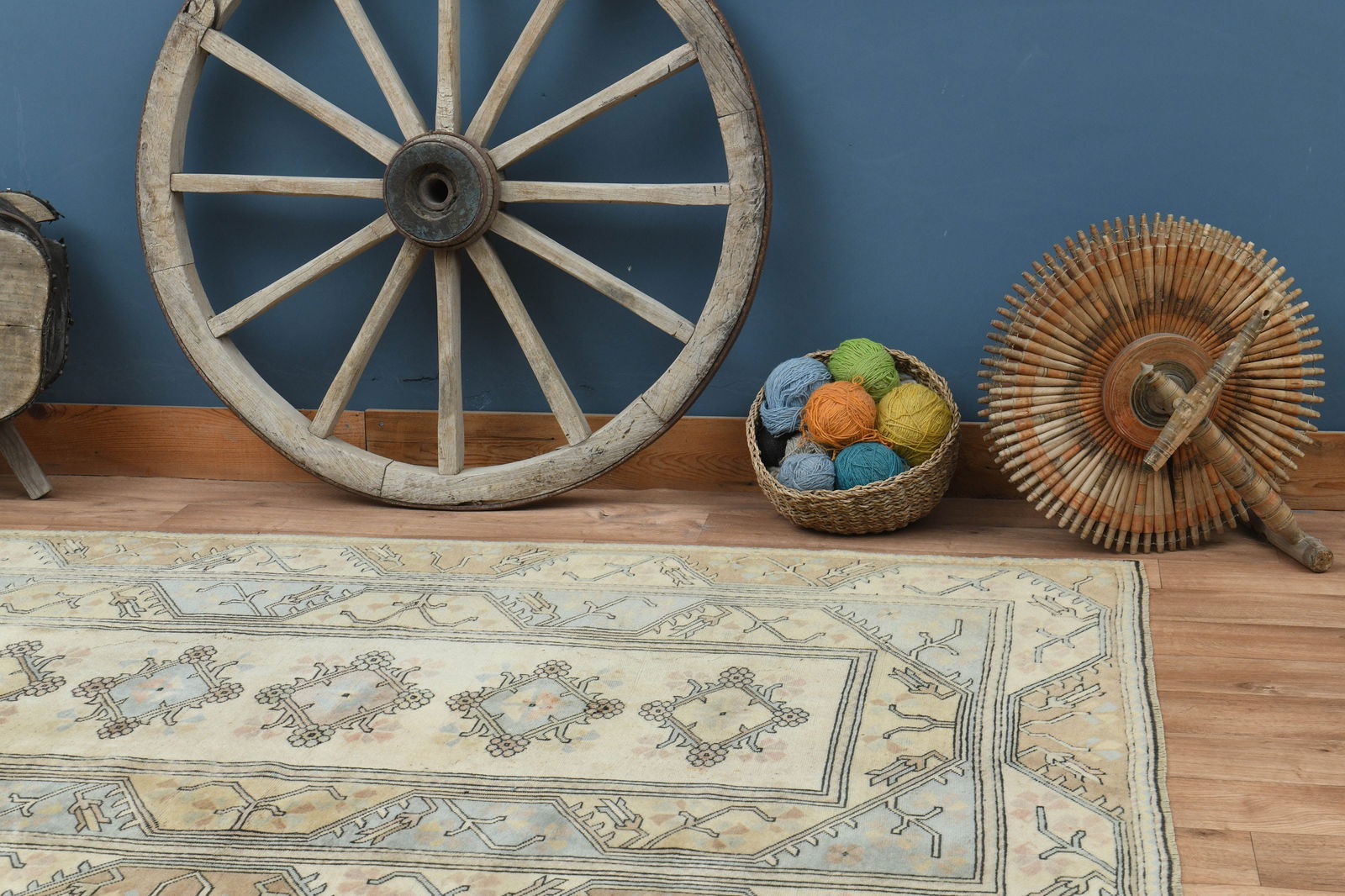 5'3x7'6 ft, BORDERED MILAS RUG - 6