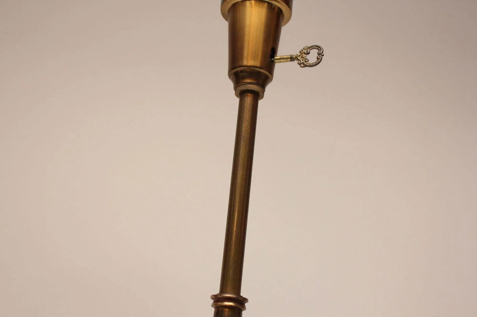 Hollywood Regency-Style Brass and Glass Table Lamp by Stiffel - 5