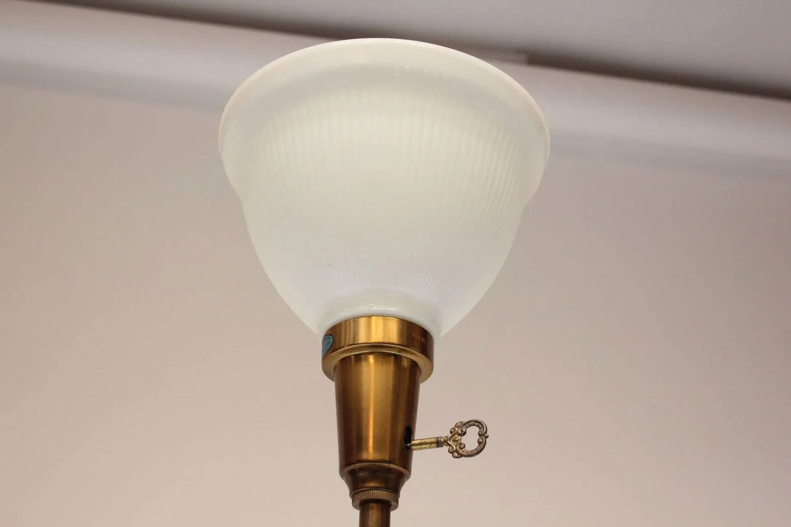 Hollywood Regency-Style Brass and Glass Table Lamp by Stiffel - 8