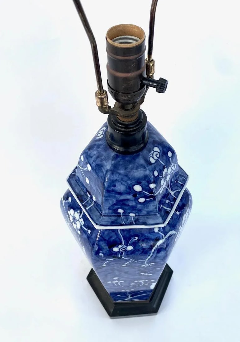 Vintage Mid 20th Century Chinoiserie Style Blue & White Ceramic Table Lamp - 4