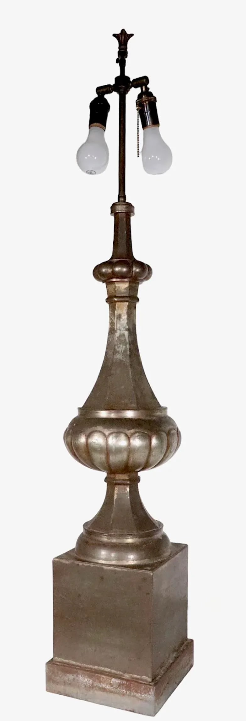 Oversize Decorative Tin Table Lamp Att. To the Marbo Lamp Company 1950/1970's - 4