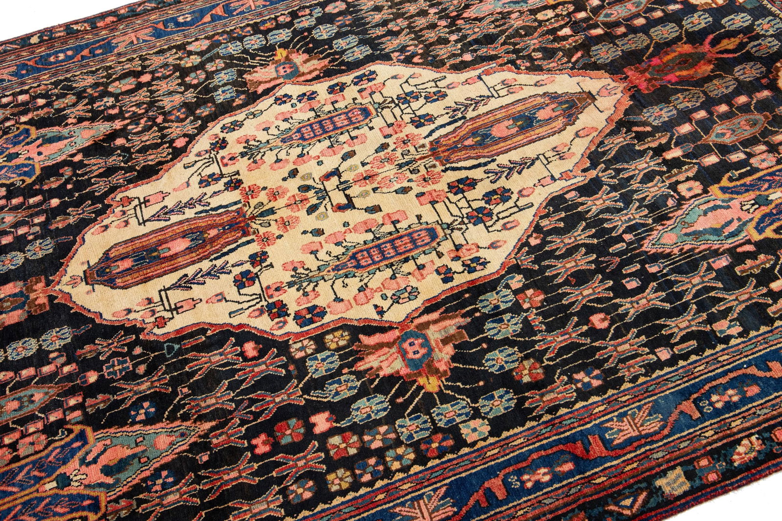 1960s Multicolored Vintage Bidjar Persian Wool Rug With Medallion Motif - 6