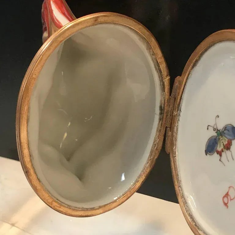 Early 20th Century St. Cloud Style Hen and Chicken Snuff Box by Samson - 5