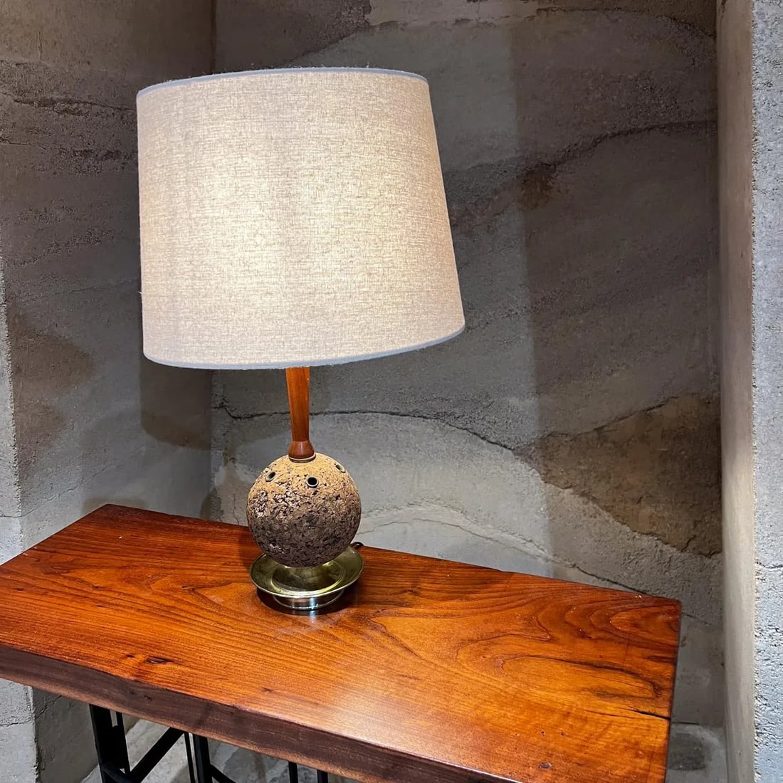1960s Sculptural Cork and Walnut Table Desk Lamp Laurel Co - 7