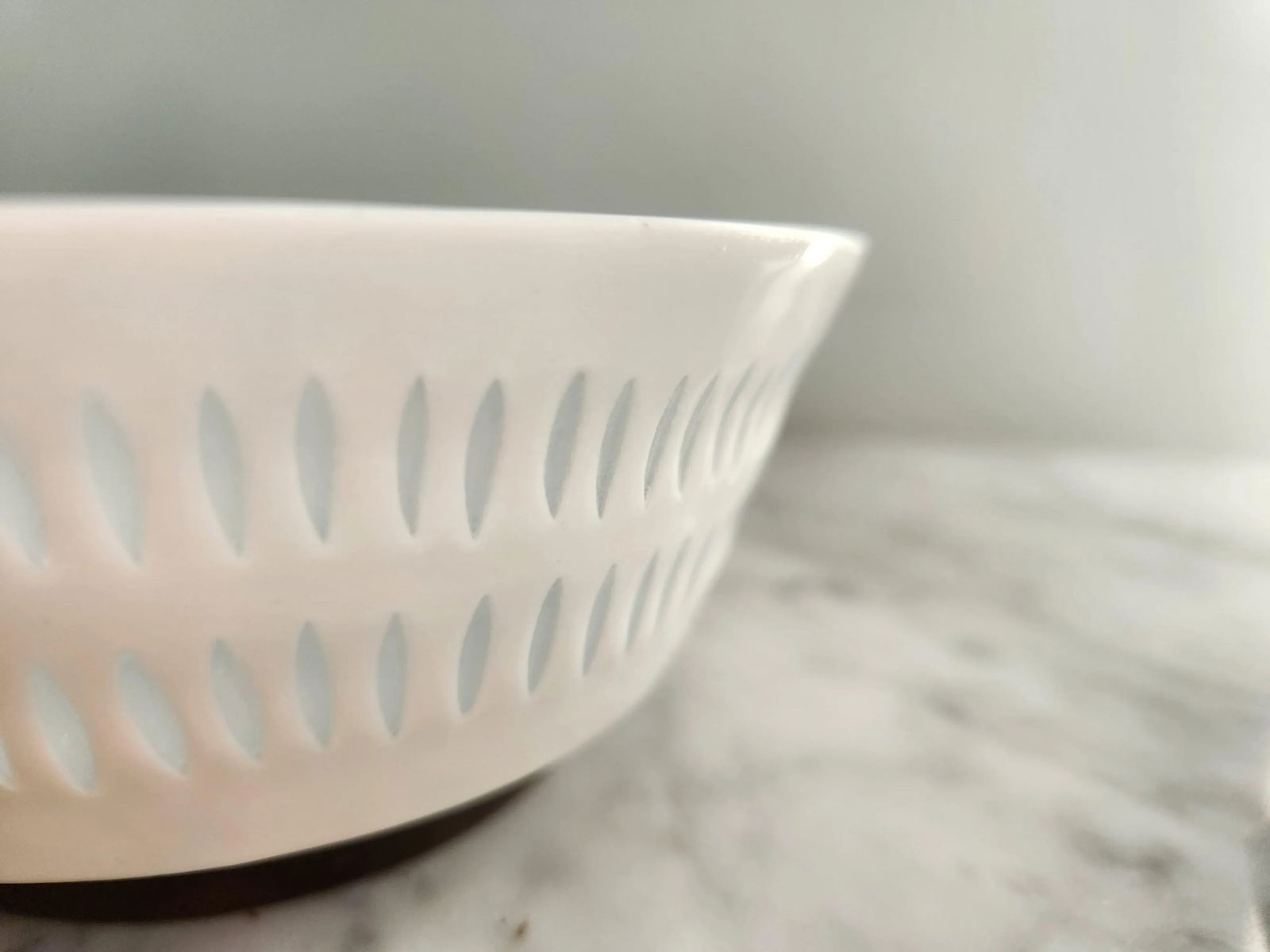 Large 1950s Porcelain Friedl Holzer-Kjellberg Rice Bowl for Arabia - 2