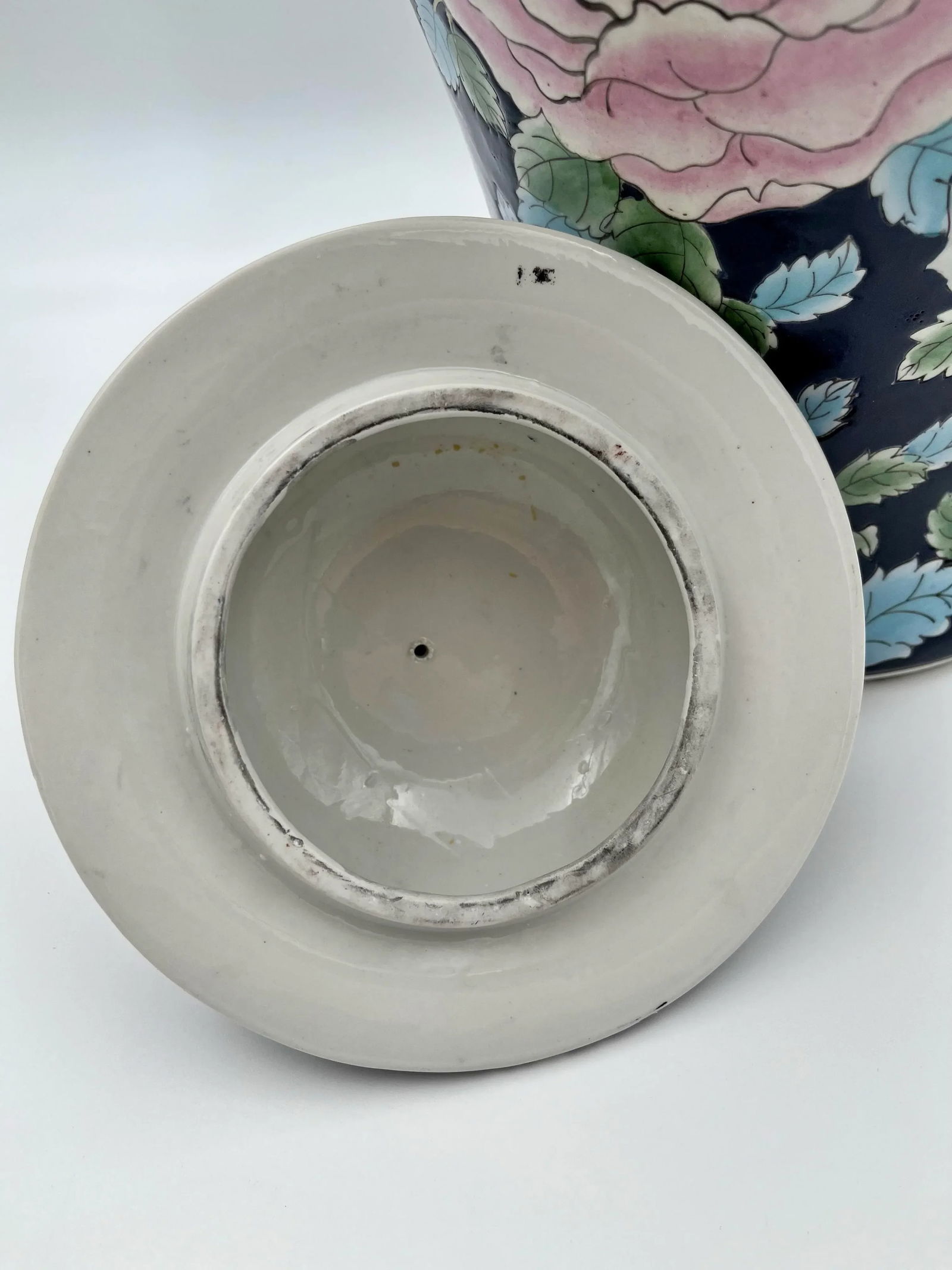 1980s Chinoiserie Sizeable Ginger Jar in Navy, Pink & Lavender - 6