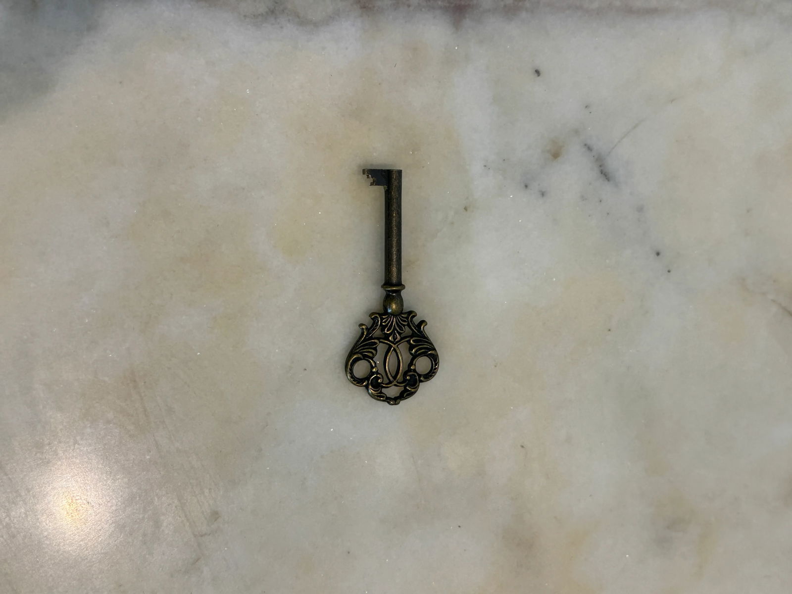 Early 20th Century French Louis XV Bombe Commode With Marble Top, Ormolu Details - 11