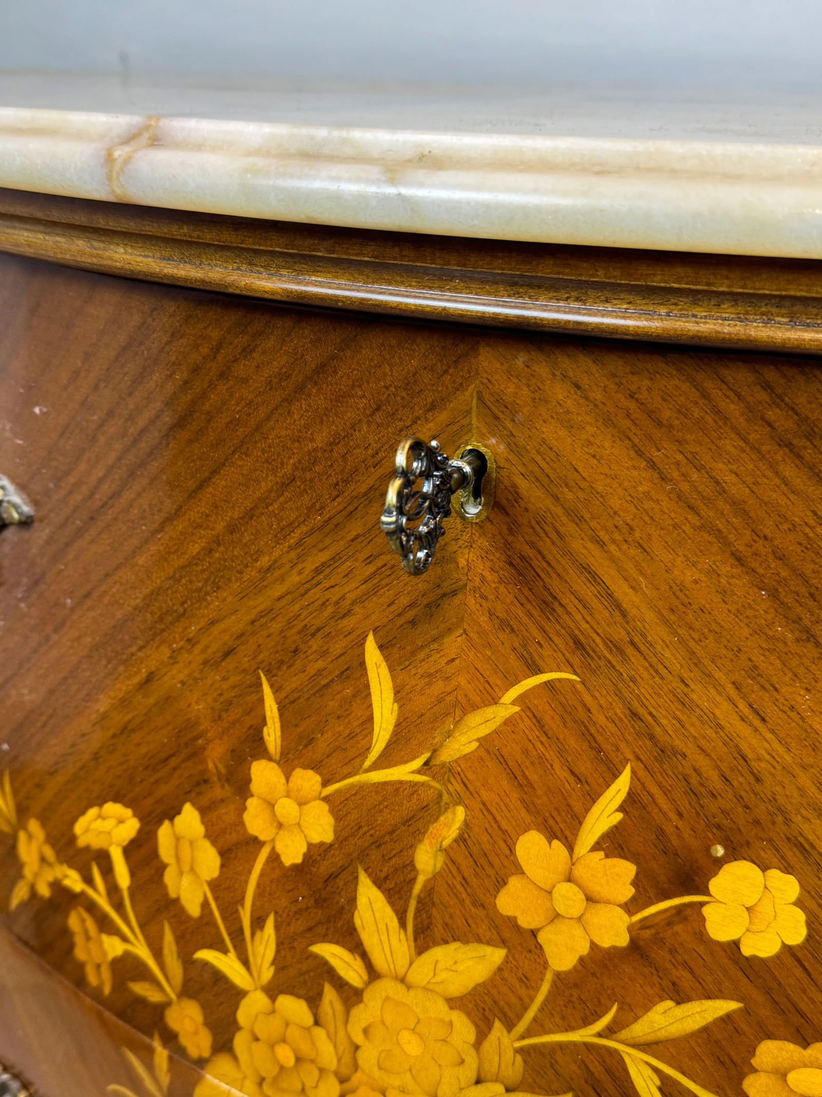 Early 20th Century French Louis XV Bombe Commode With Marble Top, Ormolu Details - 12