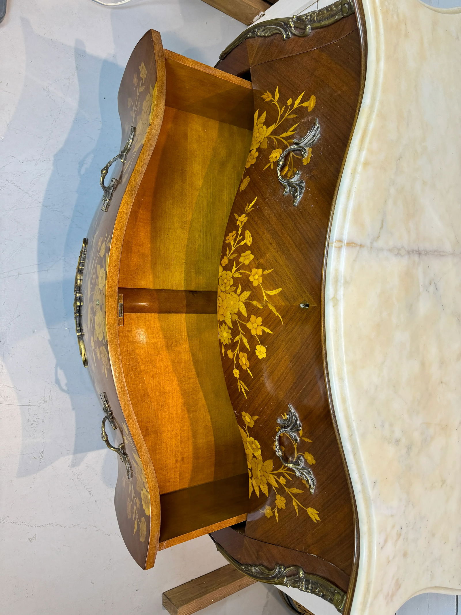 Early 20th Century French Louis XV Bombe Commode With Marble Top, Ormolu Details - 9