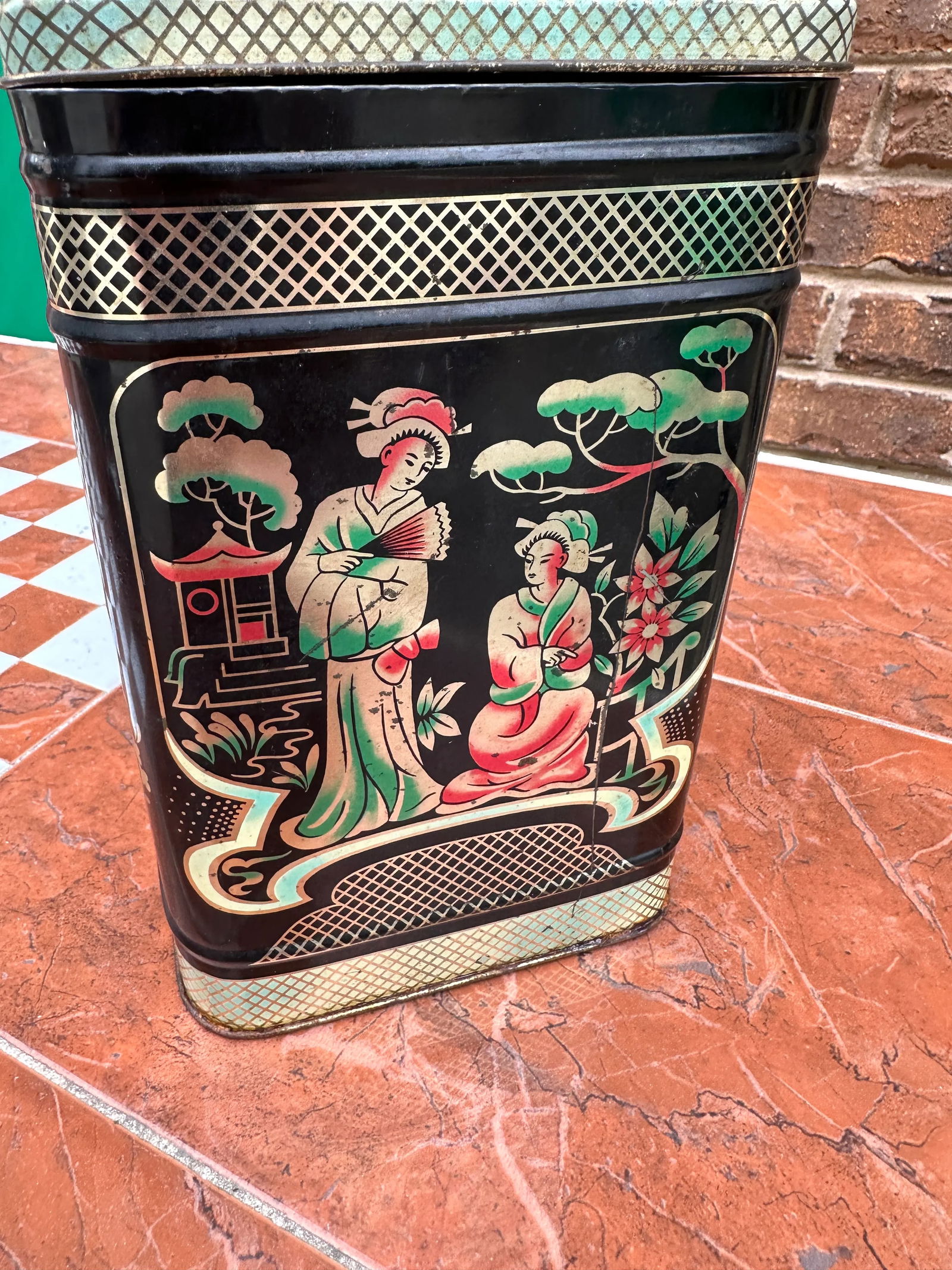 1970s Chinoiserie Designed Metal Box With Attached Lid - 2