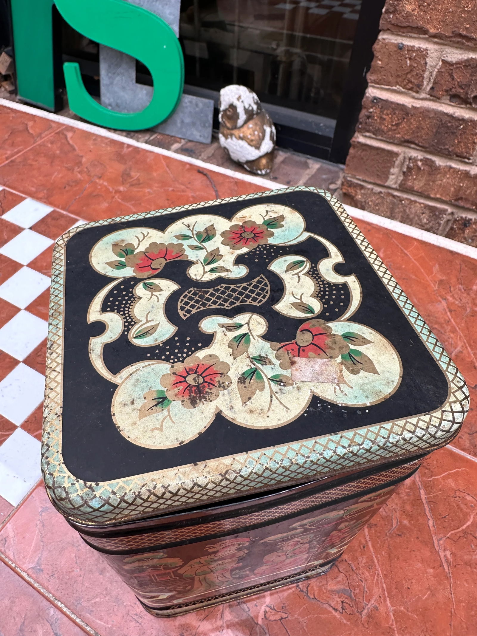 1970s Chinoiserie Designed Metal Box With Attached Lid - 3