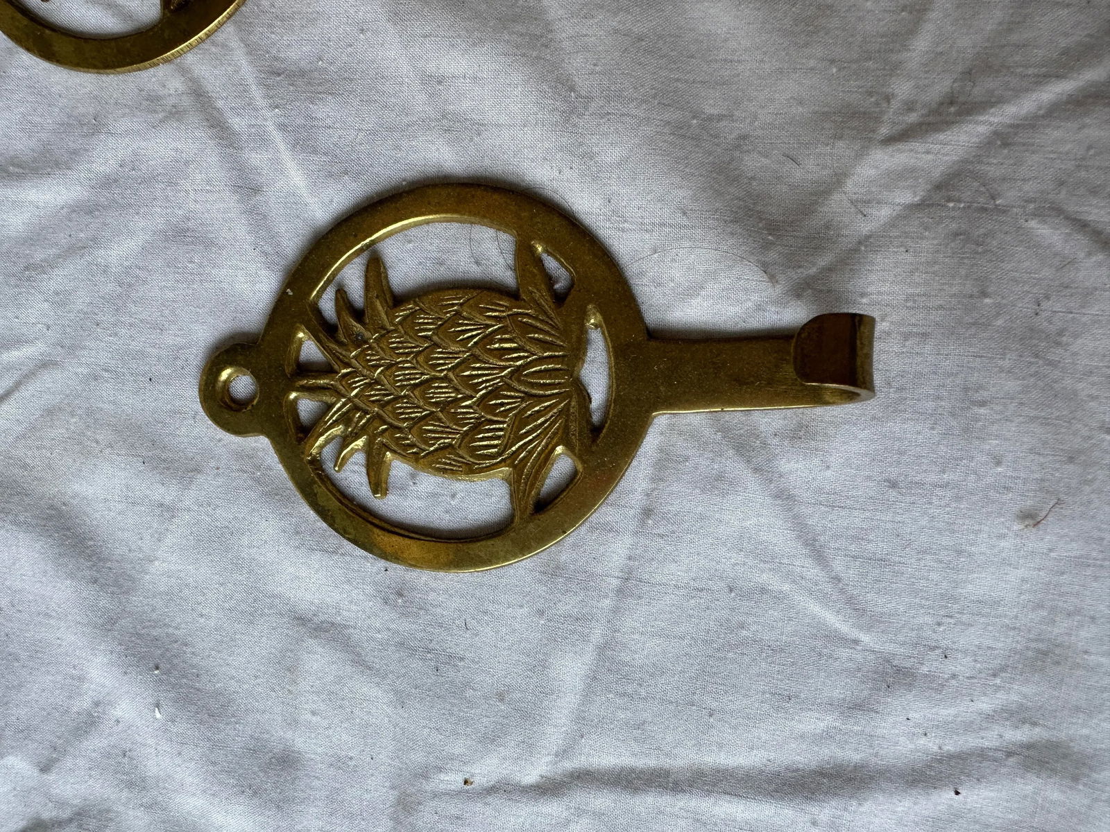 1970s Pair of Brass Pineapple Wall Hooks - 2