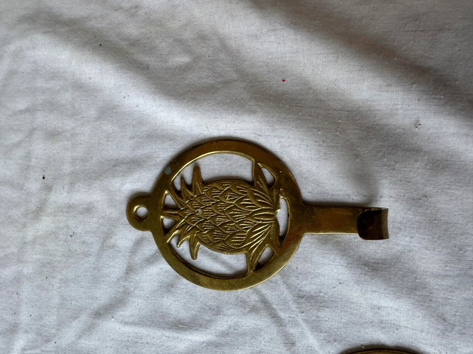 1970s Pair of Brass Pineapple Wall Hooks - 3