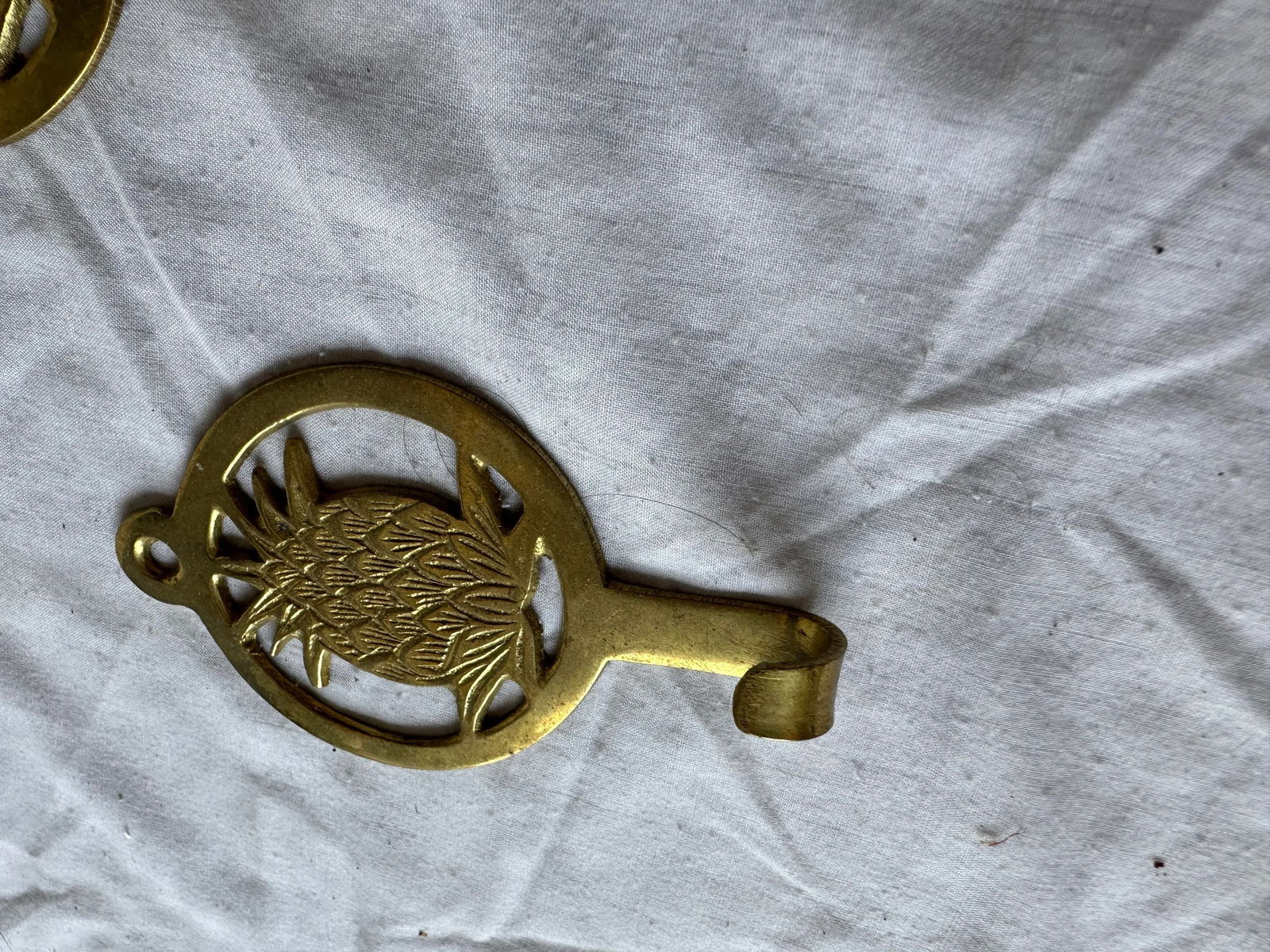 1970s Pair of Brass Pineapple Wall Hooks - 5