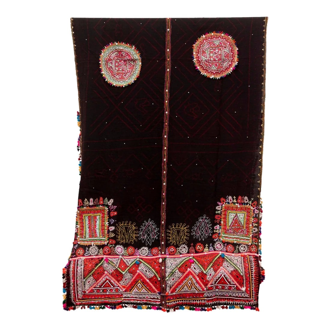 Mid-Century Black Tribal Indian Textile: A captivating vintage Rabari throw, directly sourced from Gujarat, India, is a unique piece that tells a story. Hand-woven from wool, it offers a touch of cozy comfort perfect for chilly evenings.