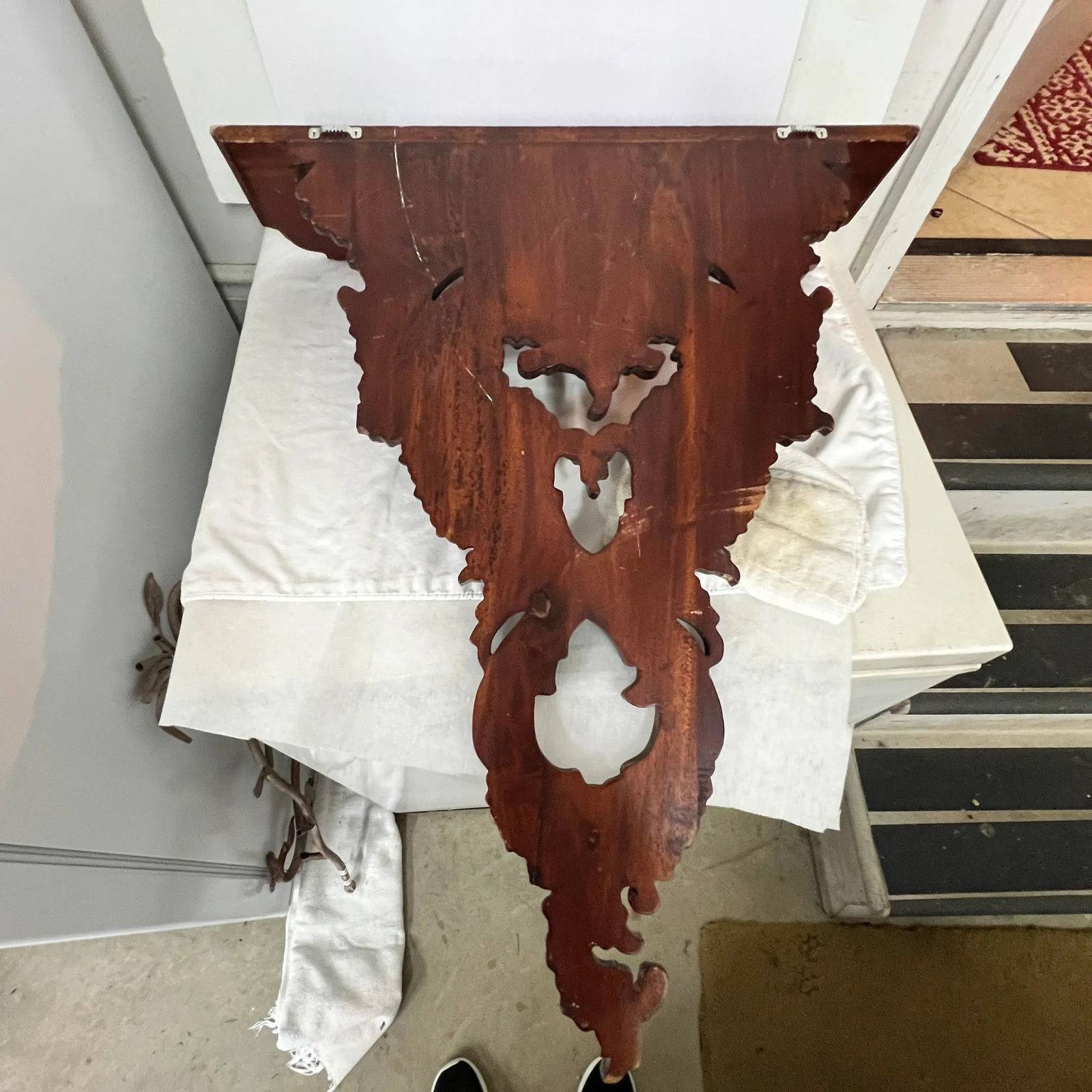 Mahogany Hand Carved Coat / Hat Rack With Shelf - 7