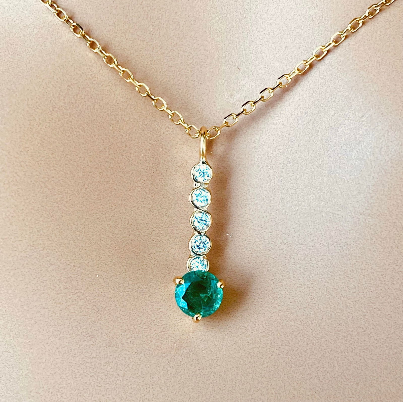 14 Karat Yellow Gold Round Emerald Diamond 0.55 Carat Lariat Necklace Pendant - 4