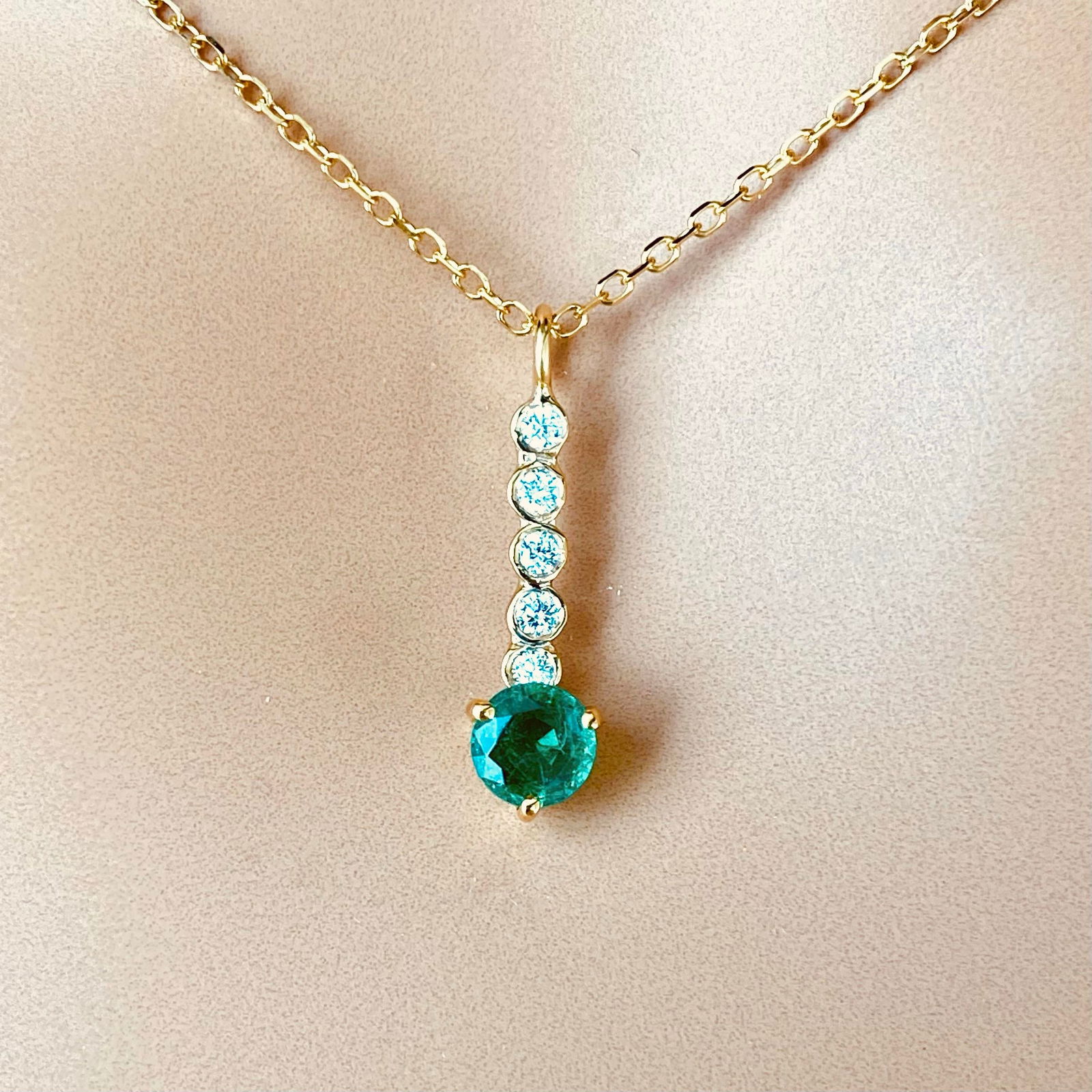 14 Karat Yellow Gold Round Emerald Diamond 0.55 Carat Lariat Necklace Pendant - 8