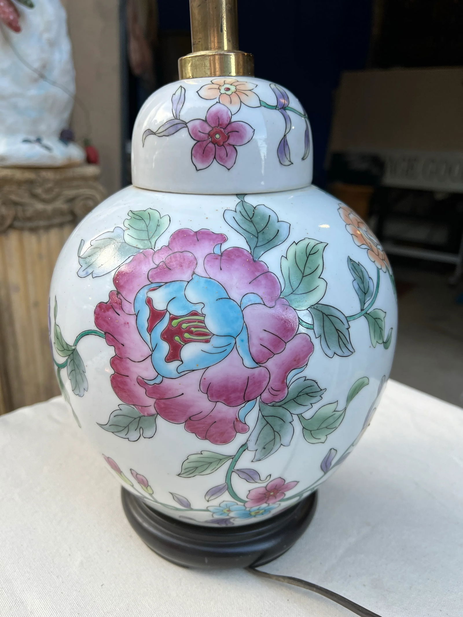 1970s Pink Peony Ming Shaped Petite Lamp - 8