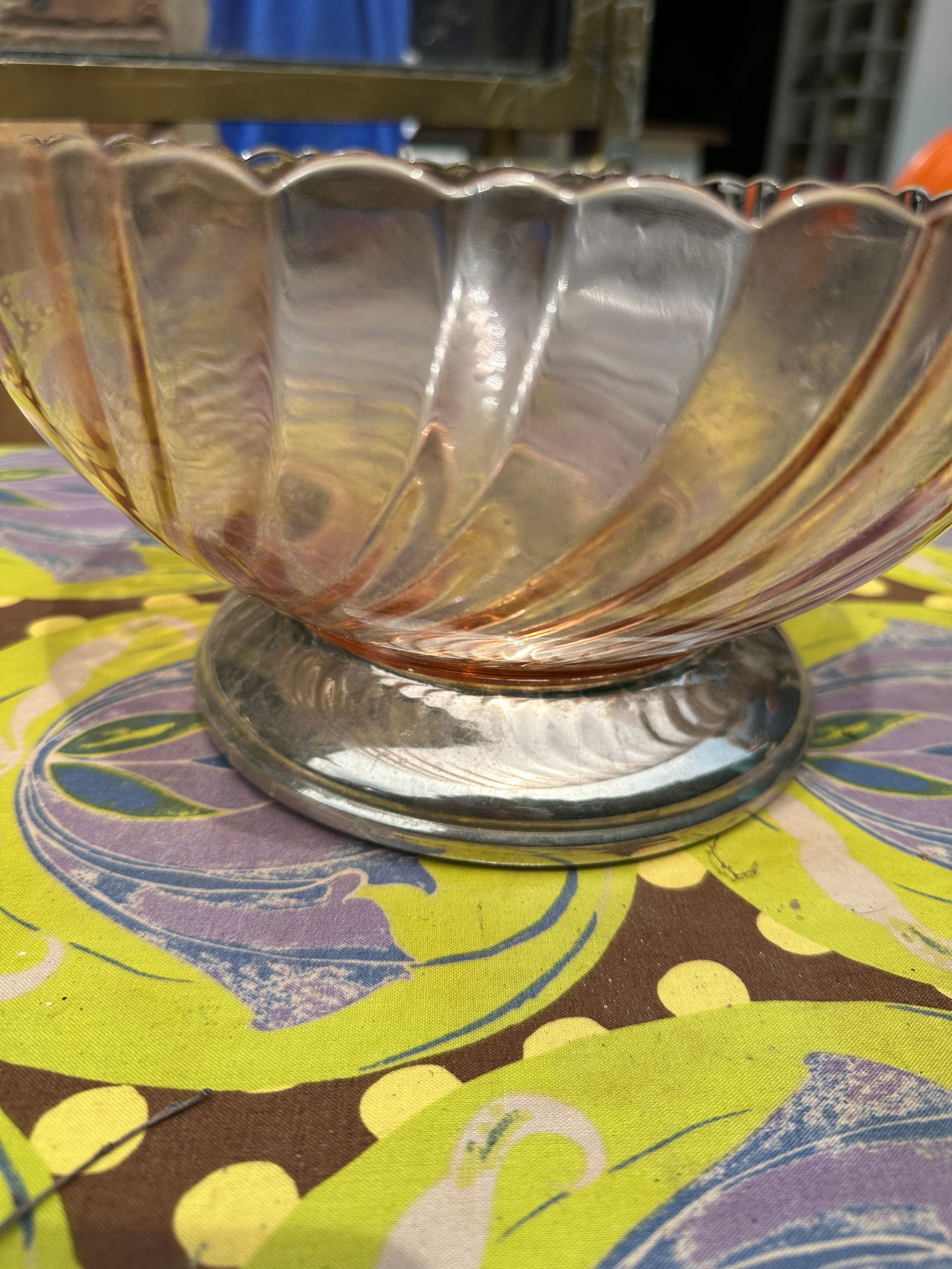 1970s Pink Glass Punch Bowl With Silver Stand - 3