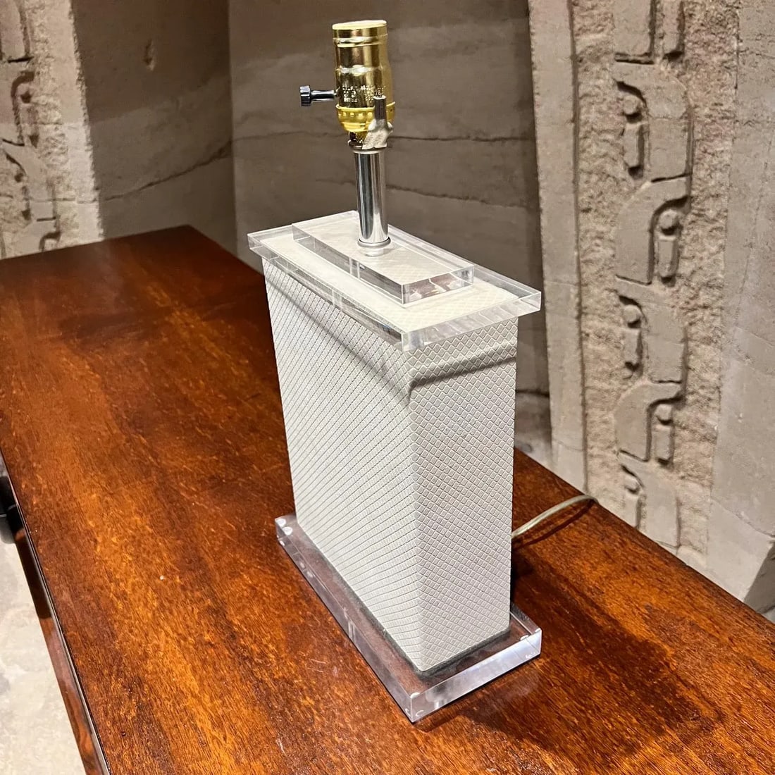 1970s Modern Square Lucite Table Lamp - 10