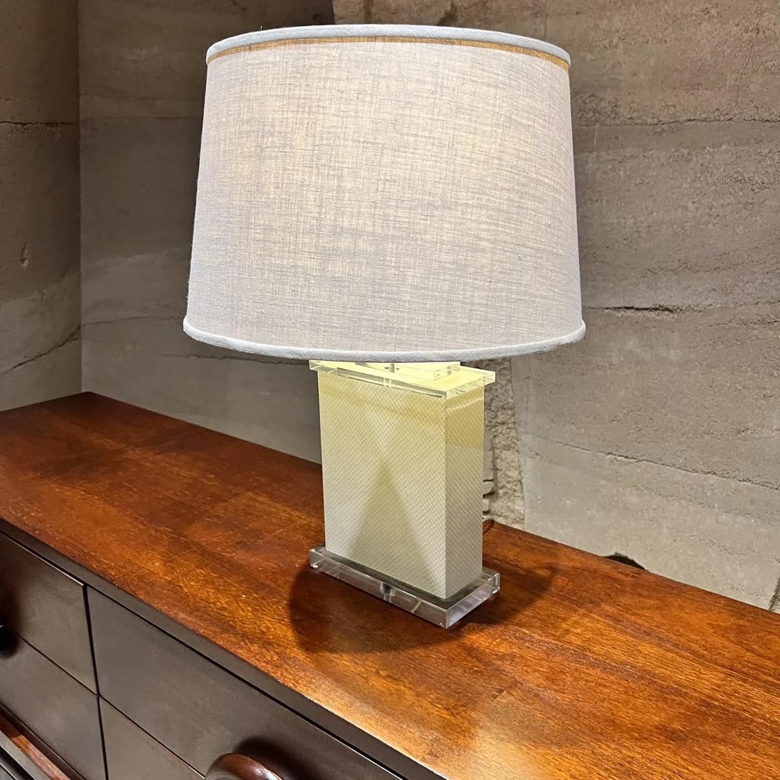 1970s Modern Square Lucite Table Lamp - 3