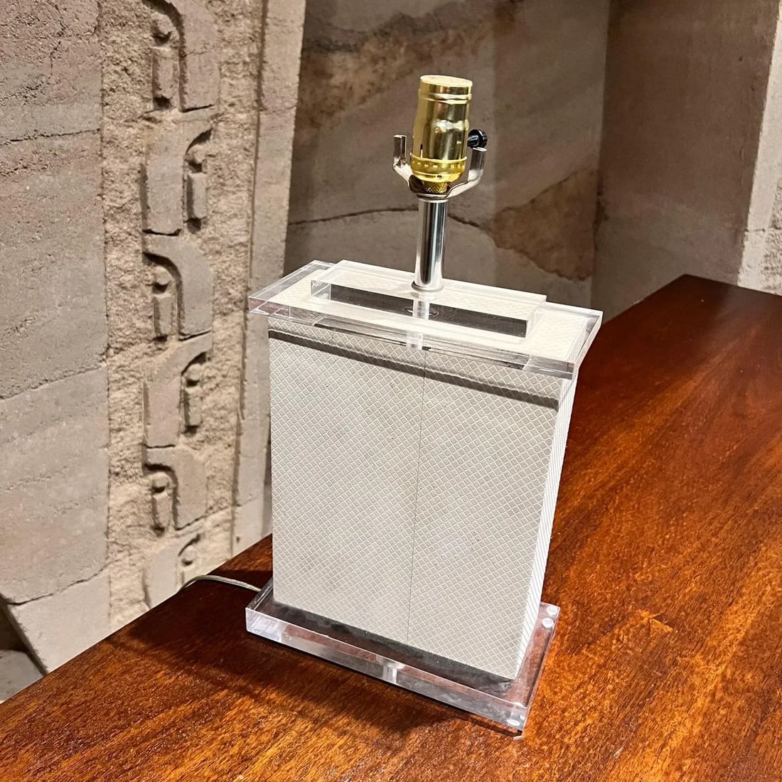 1970s Modern Square Lucite Table Lamp - 4