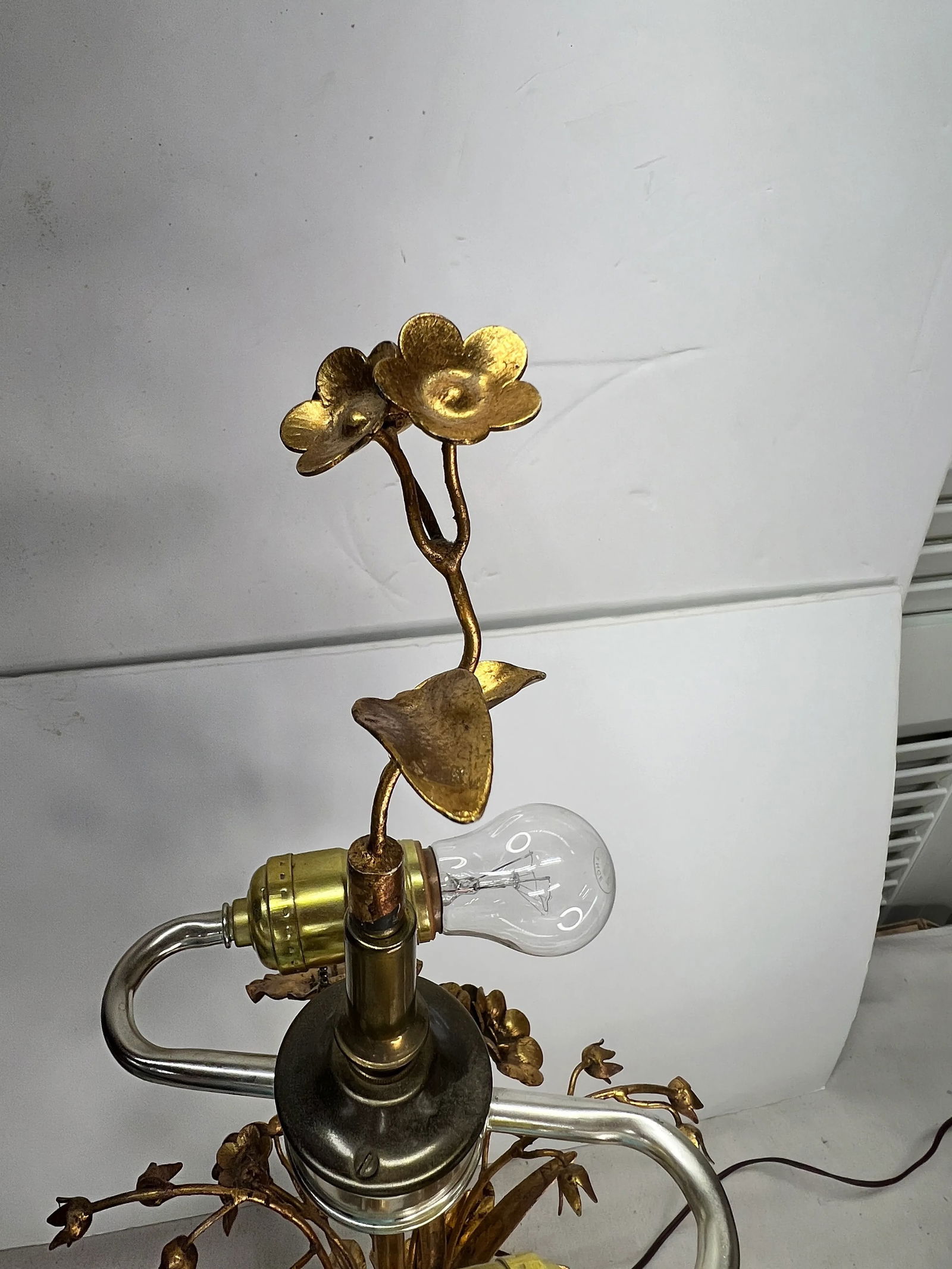 Italian Gilt Tole Table Lamp Bouquet of Flowers on a Gilt Terracotta Urn Base - 3