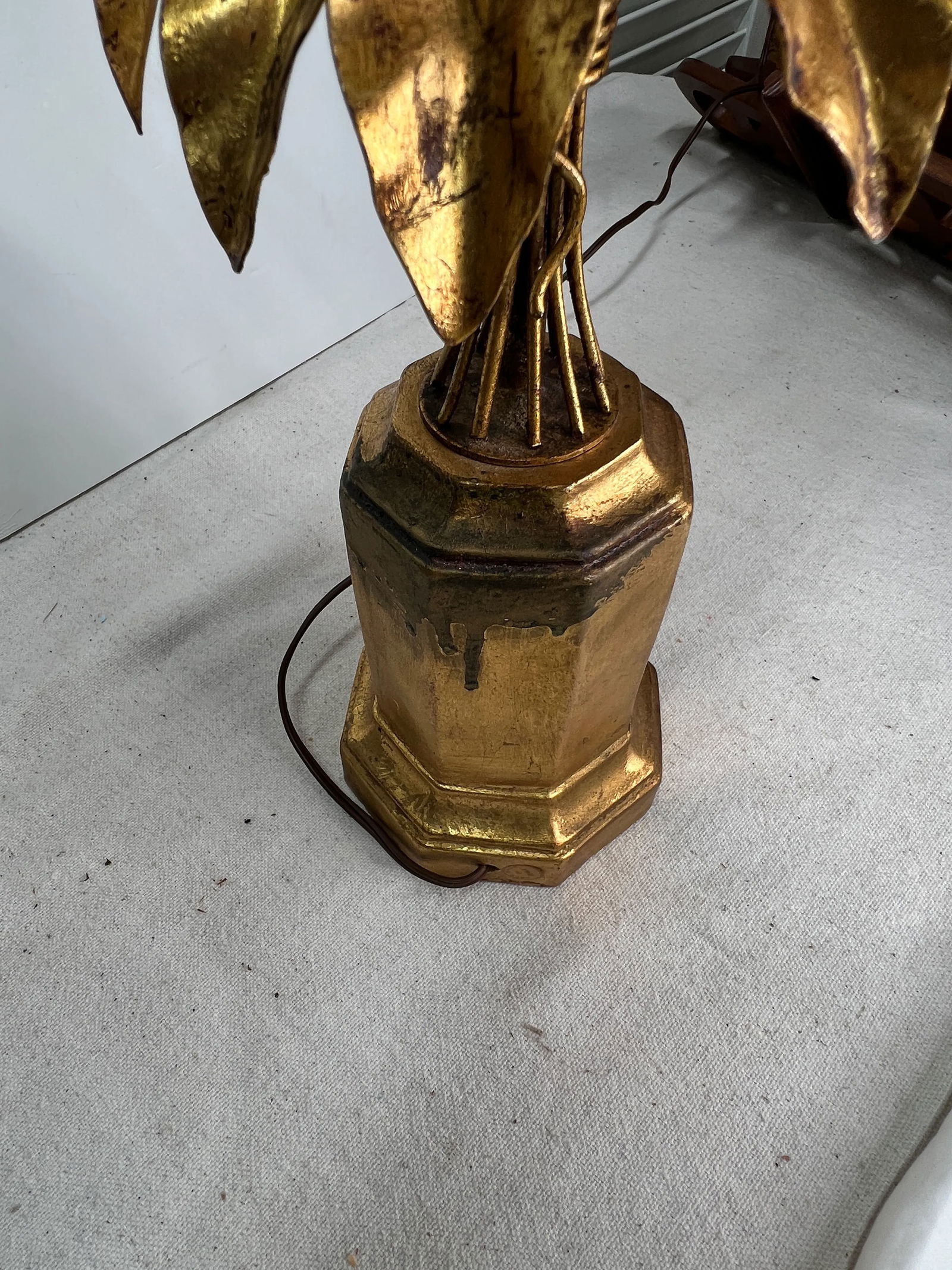 Italian Gilt Tole Table Lamp Bouquet of Flowers on a Gilt Terracotta Urn Base - 5