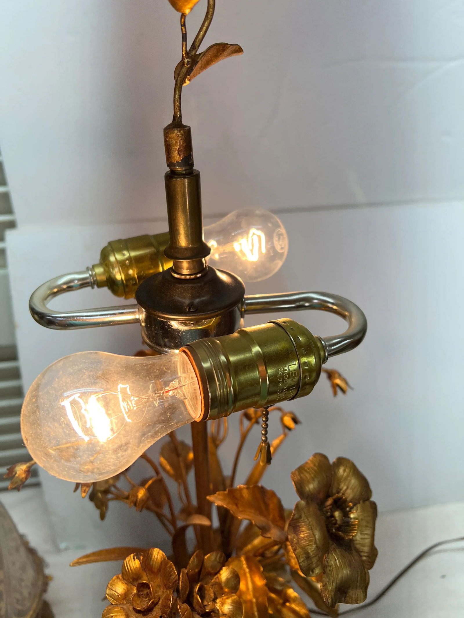 Italian Gilt Tole Table Lamp Bouquet of Flowers on a Gilt Terracotta Urn Base - 7