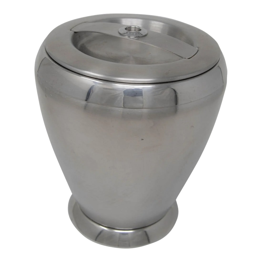 Villeroy and Boch Bogart Chrome Ice Bucket With Liner and Lid: Villeroy & Boch Bogart 2-3/4-Quart Chrome Ice Bucket with Liner and Lid. Stylish Bogart ice bucket named for the screen legend. Brushed 18/10 stainless-steel body with polished trim and lid. Liner