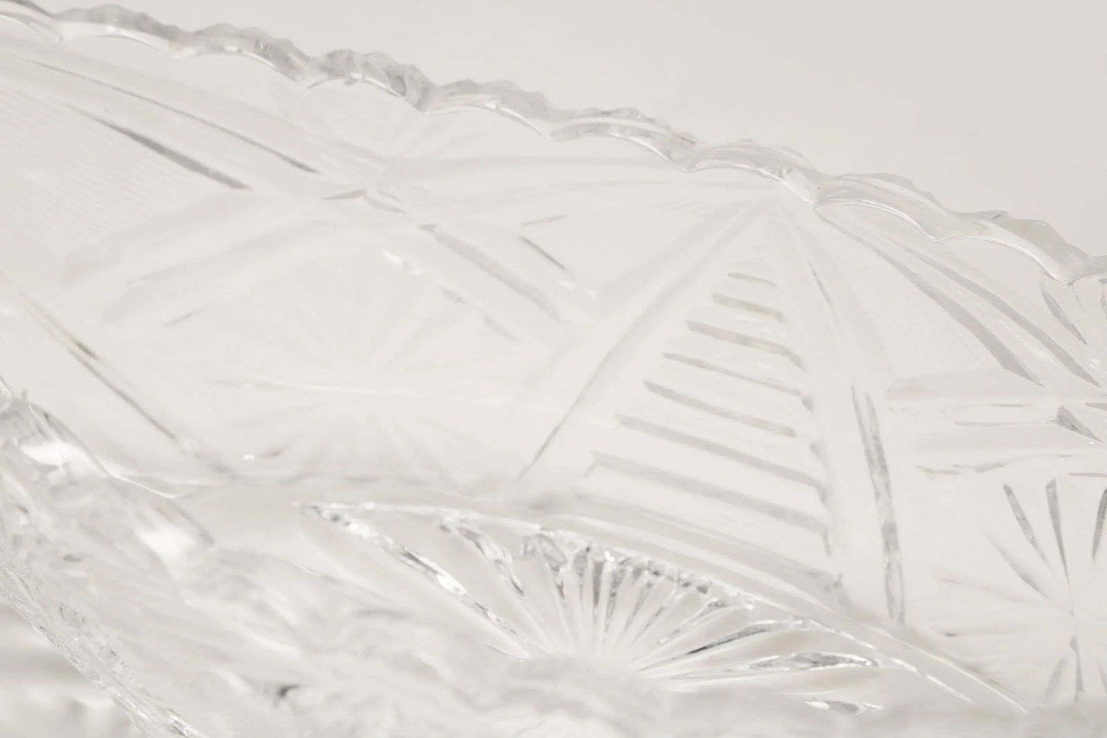 Circa 1960s European Diamond Cut Crystal Serving Bowl - 7