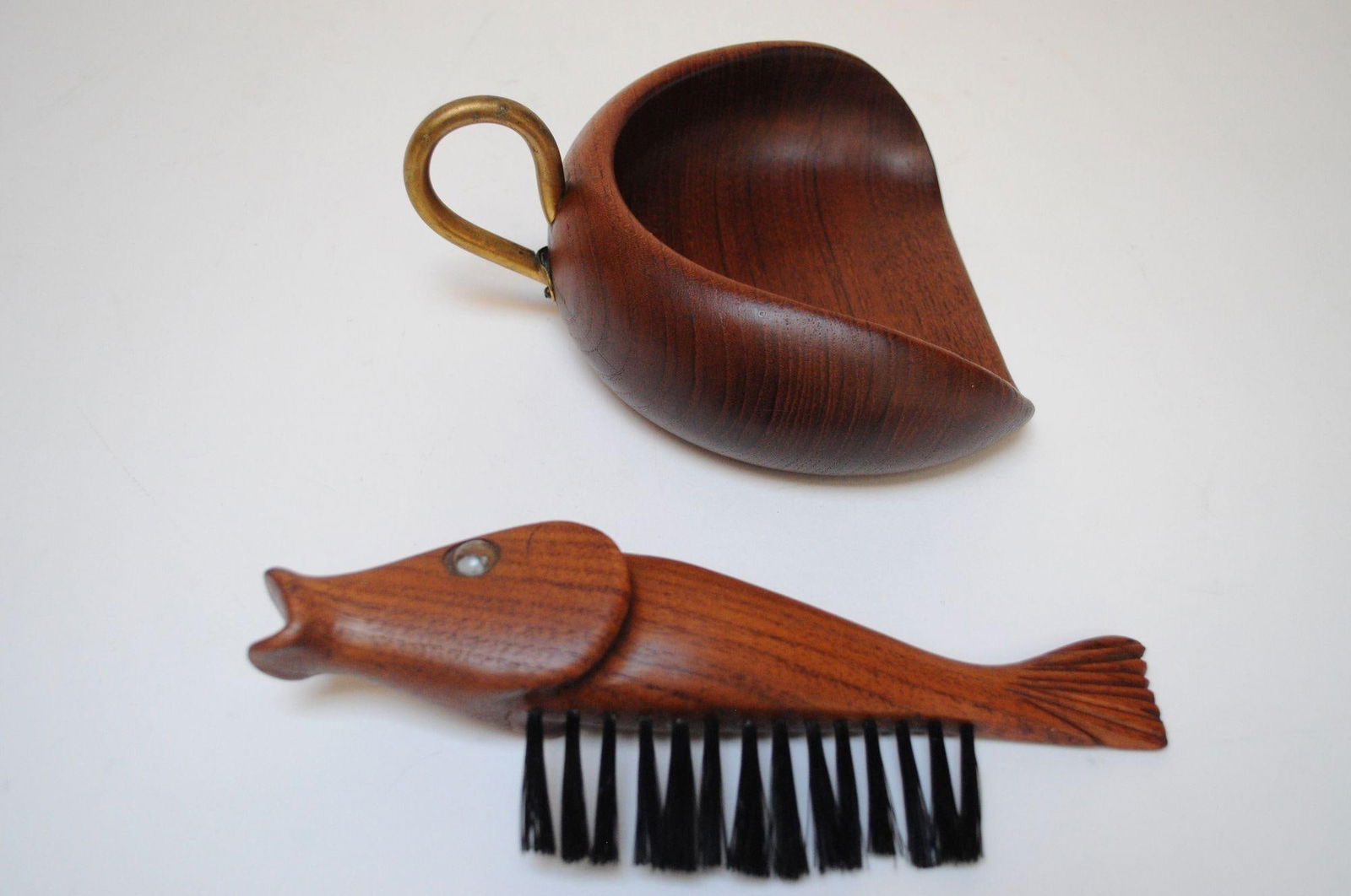 Vintage Italian "Fish" Crumb Brush and Pan in Teak and Brass - 4
