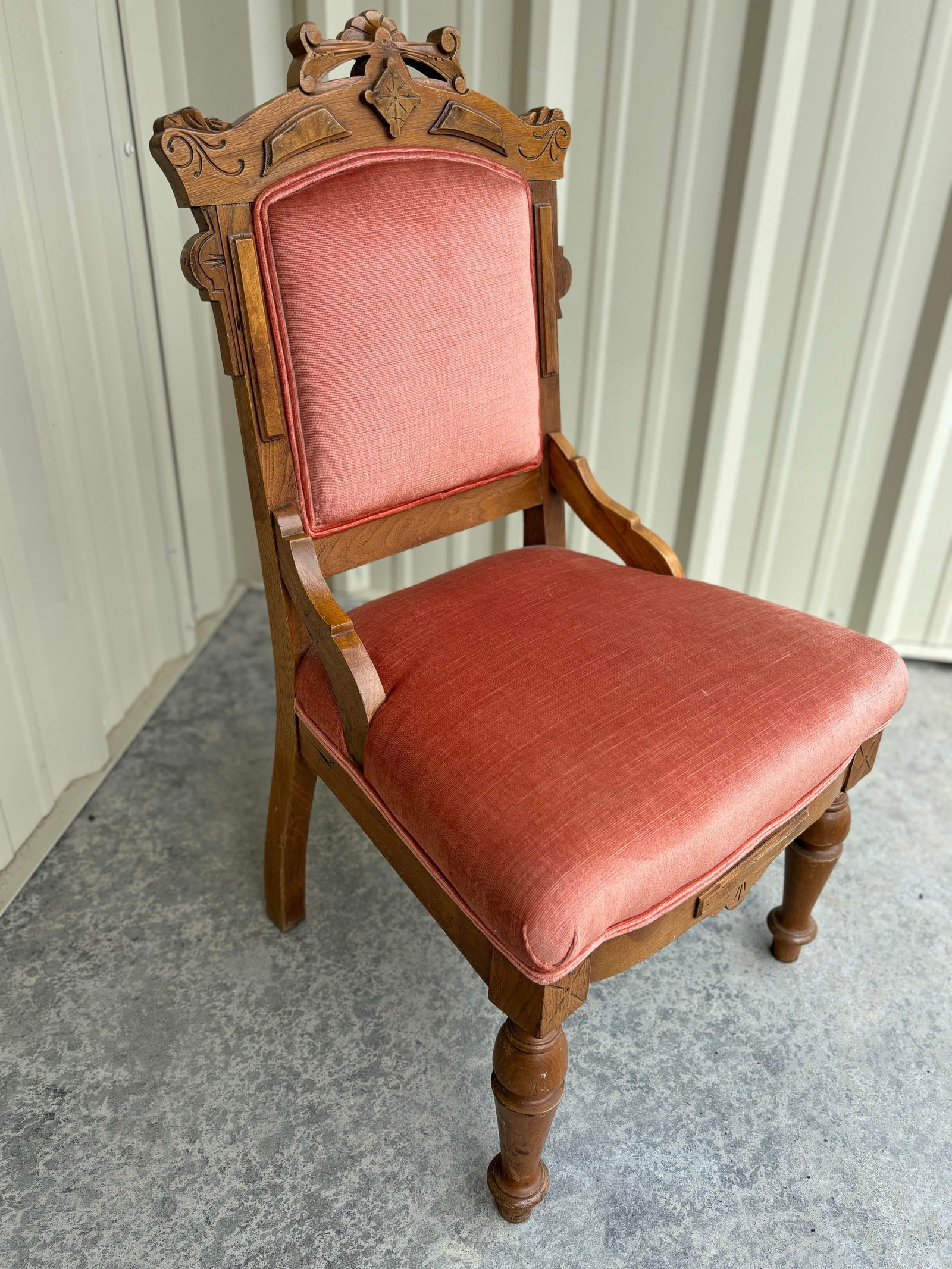 1920s Antique Victorian Eastlake Carved Mahogany Chair With Salmon Pink Velvet - 2
