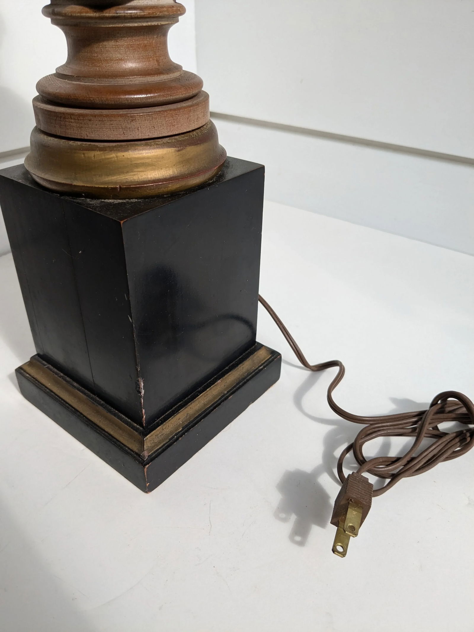 Neoclassical Roman Bust Table Lamp – Hand-Carved Wood, 32" Tall - 8