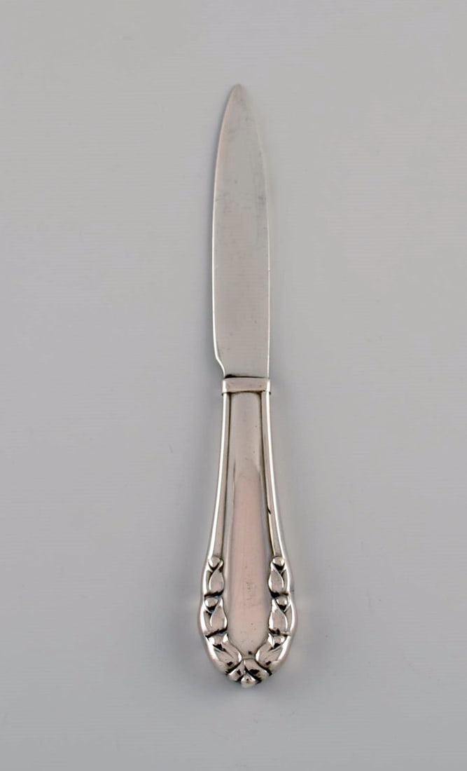Early Georg Jensen Lily of the valley fruit / butter knife in solid silver (830). Dated 1915-1930.: Title:Early Georg Jensen Lily of the valley fruit / butter knife in solid silver (830). Dated 1915-1930. Description:Early Georg Jensen Lily of the valley fruit / butter knife in solid silver (830). D