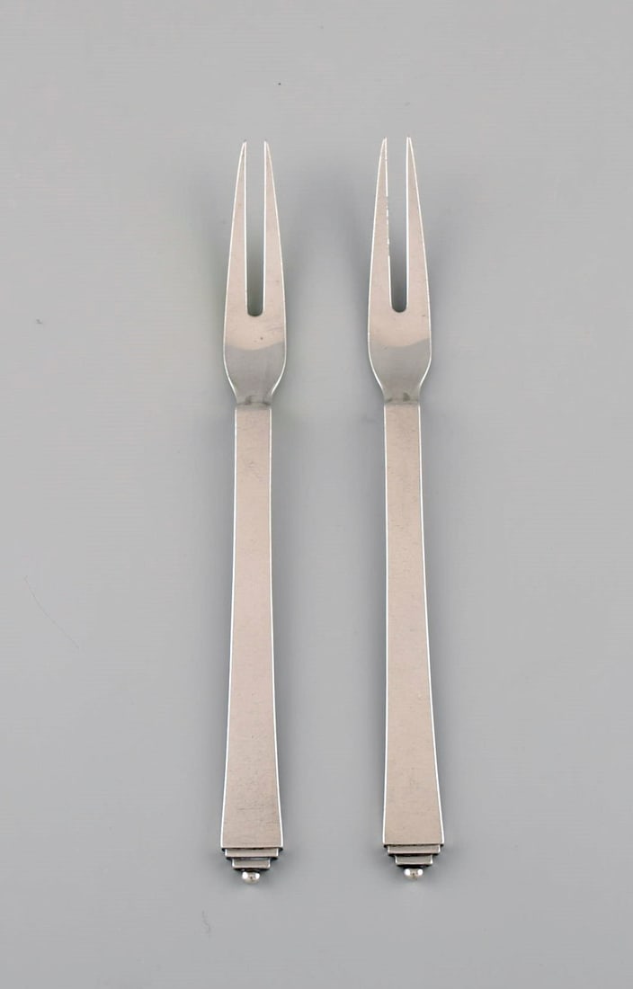 Two Georg Jensen Pyramid cold meat forks in sterling silver. 1930s.: Title:Two Georg Jensen Pyramid cold meat forks in sterling silver. 1930s.Description:Two Georg Jensen Pyramid cold meat forks in sterling silver. 1930s. Length: 17.5 cm. In excellent condition.
