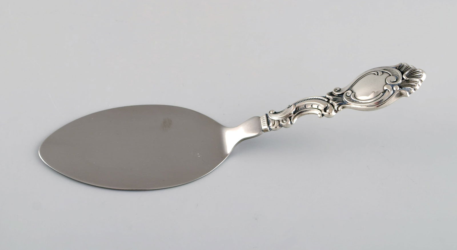 Danish silversmith. Five serving parts in silver (830). Rococo style, 1940s. - 3