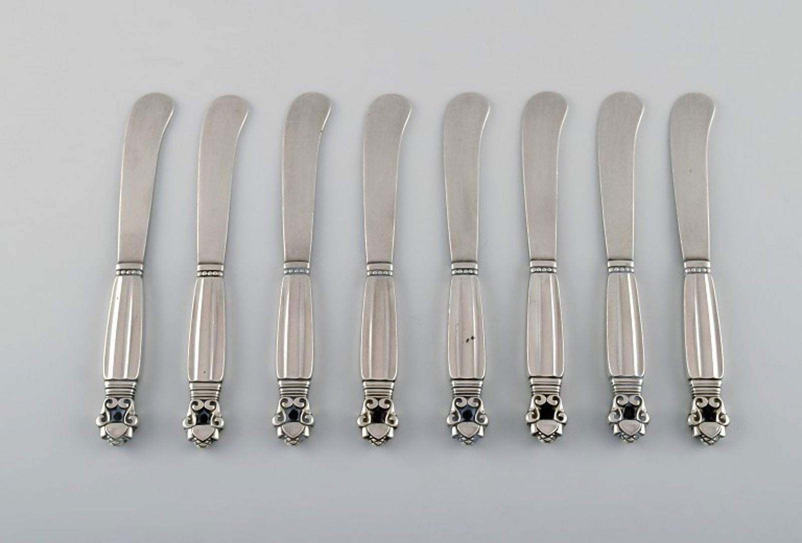 Eight Georg Jensen Acorn butter knives in all sterling silver.: Title:Eight Georg Jensen Acorn butter knives in all sterling silver. Description:Eight Georg Jensen Acorn butter knives in all sterling silver. Length: 15 cm. In very good condition with minor wear. S