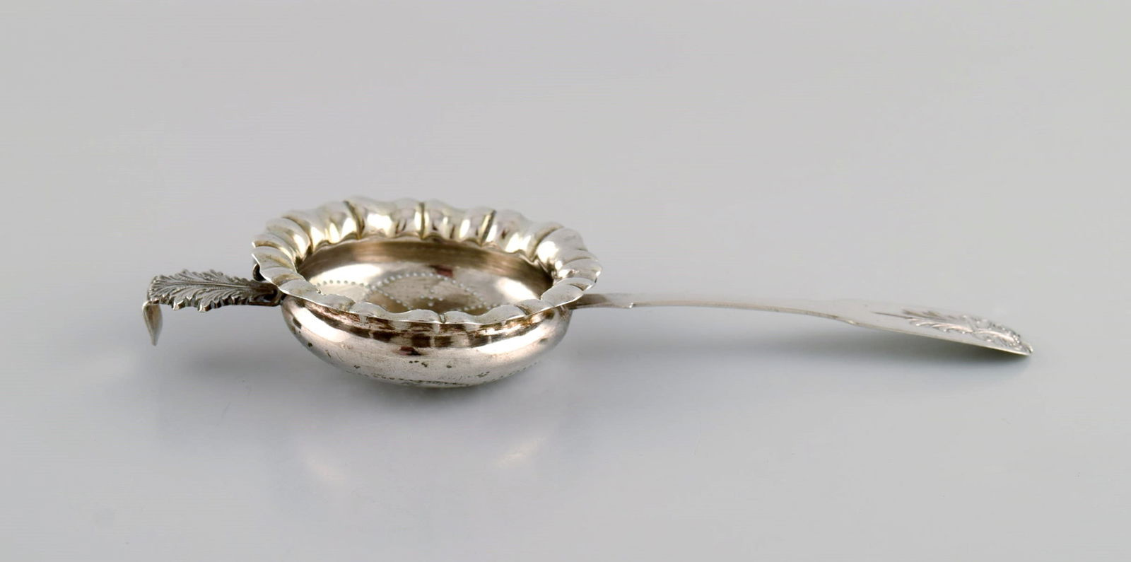 European silversmith. Antique silver tea strainer. 1800s. - 5