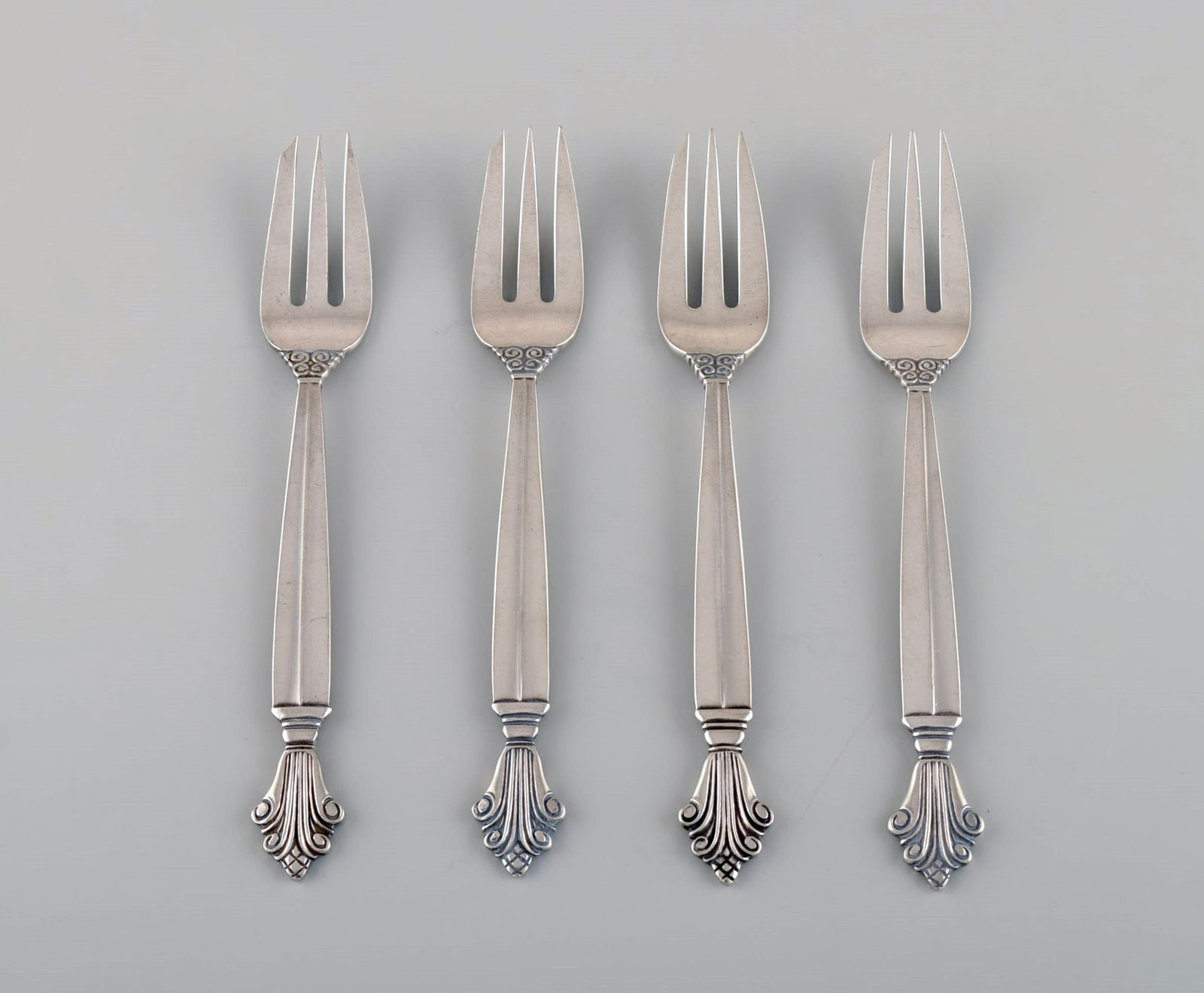 Four Georg Jensen Acanthus pastry forks in sterling silver. Dated 1915-1930.: Title:Four Georg Jensen Acanthus pastry forks in sterling silver. Dated 1915-1930.Description:Four Georg Jensen Acanthus pastry forks in sterling silver. Dated 1915-1930. Length: 14.2 cm. Stamped. In
