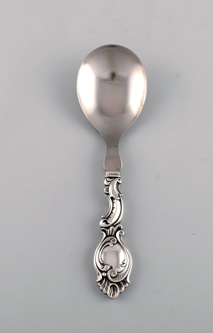Danish silversmith. Three serving parts in silver (830). Rococo style, 1940s. - 3