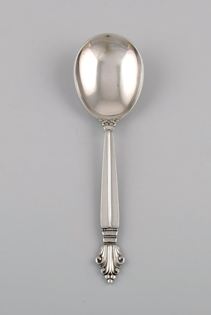 Large Georg Jensen Acanthus serving spoon in sterling silver.: Title:Large Georg Jensen Acanthus serving spoon in sterling silver. Description:Large Georg Jensen Acanthus serving spoon in sterling silver. Length: 22.5 cm. In excellent condition. Stamped. Our skil