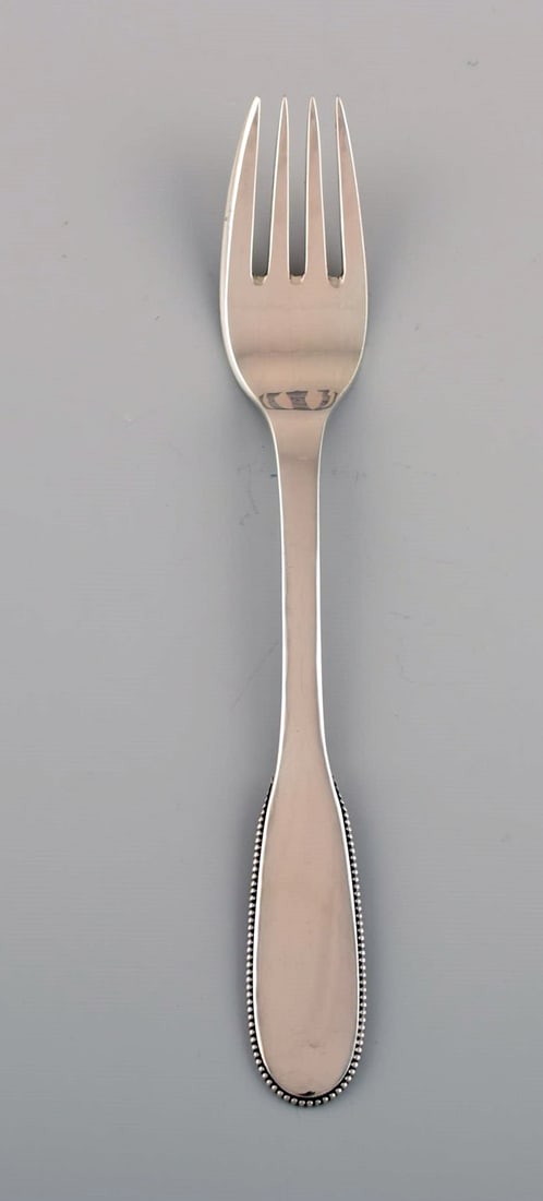 Evald Nielsen number 14 lunch fork in hammered silver (830). 1920s.: Title:Evald Nielsen number 14 lunch fork in hammered silver (830). 1920s. Description:Evald Nielsen number 14 lunch fork in hammered silver (830). 1920s. Length: 17.7 cm. Stamped. In excellent conditi