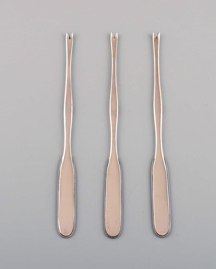 Three Evald Nielsen number 14 lobster forks in hammered silver (830). 1920s.: Title:Three Evald Nielsen number 14 lobster forks in hammered silver (830). 1920s.Description:Three Evald Nielsen number 14 lobster forks in hammered silver (830). 1920s. Length: 19 cm. In excellent
