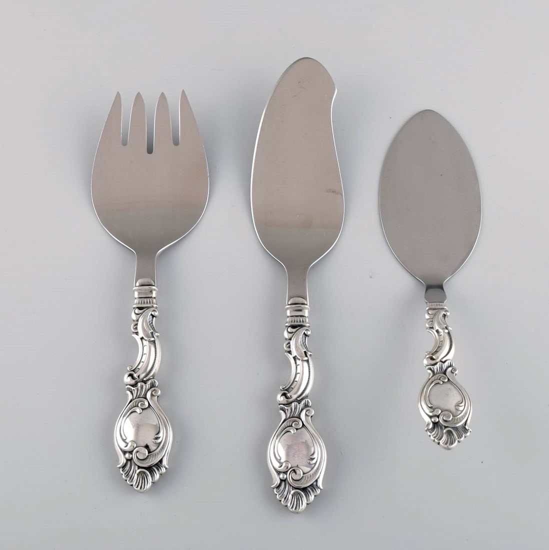 Danish silversmith. Three serving parts in silver (830). Rococo style, 1940s. (1 of 5)