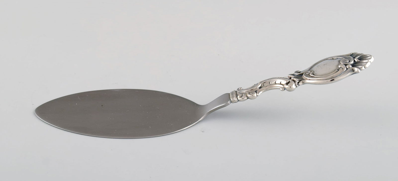 Danish silversmith. Three serving parts in silver (830). Rococo style, 1940s. - 2