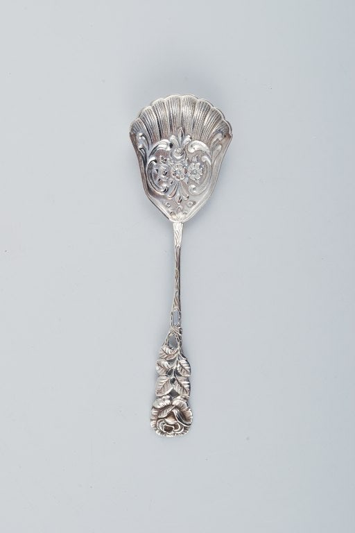 A collection of 6 pieces of various silver and new silver. Sandwich tong, spoons and more. - 3