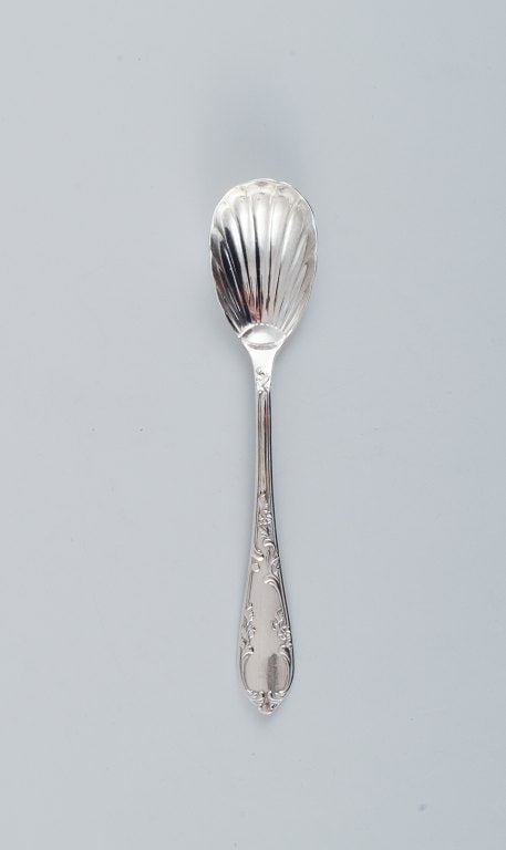 A collection of 6 pieces of various silver and new silver. Sandwich tong, spoons and more. - 5